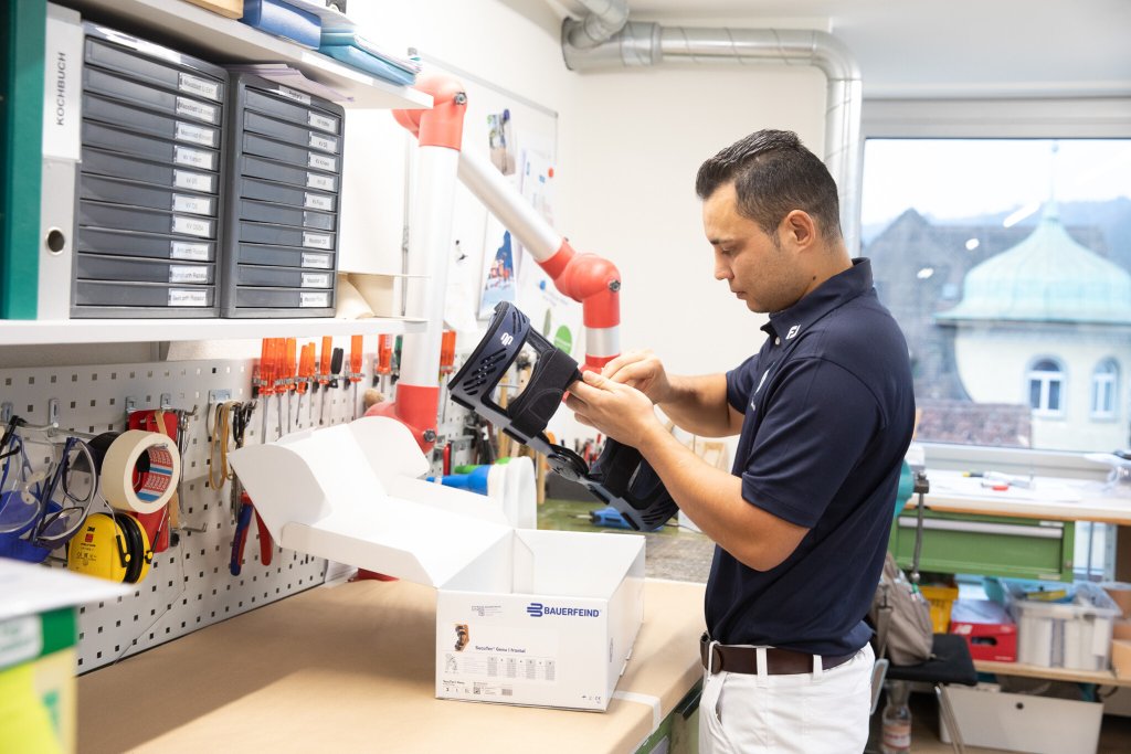 Arash mit einer Orthese.