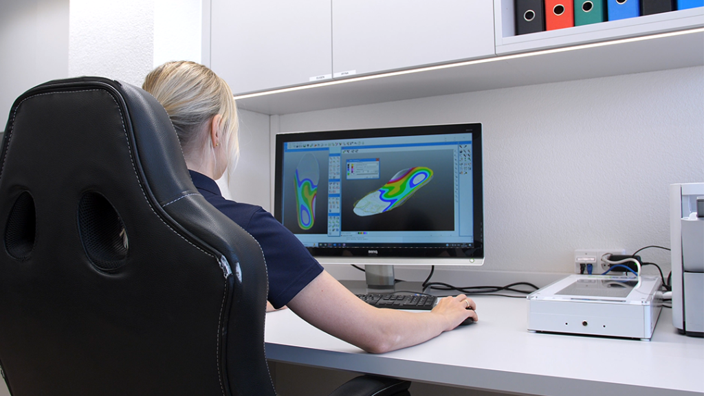Mitarbeiter:in Orthopodin Podologin Schuheinlage 3D Druck CAD.